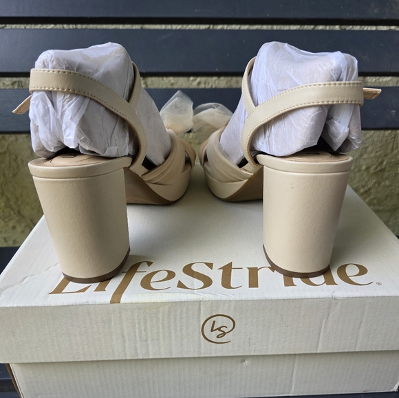 New Life Stride Women's Bow Sandals Beige Block Heels Sz. 6.5W - Picture 5 of 6